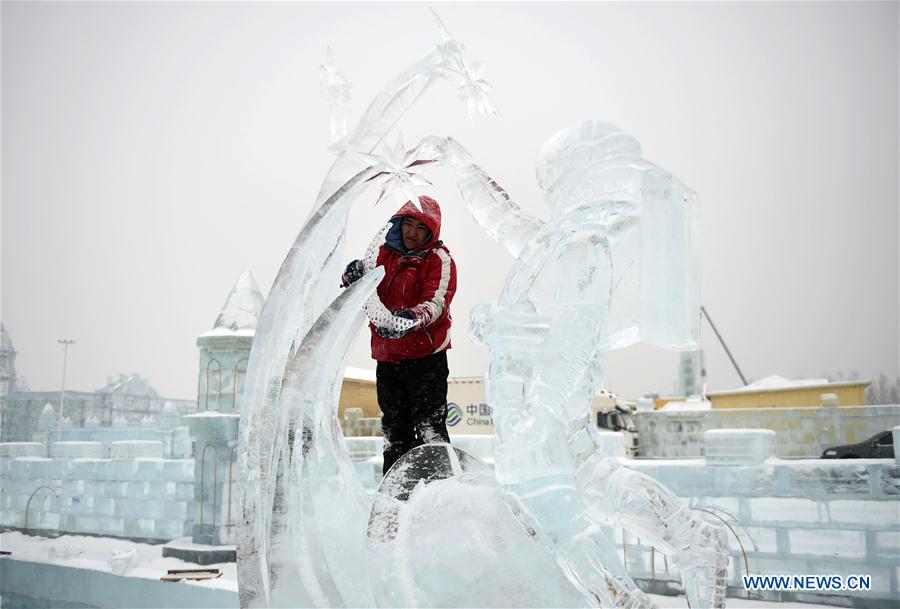 CHINA-HEILONGJIANG-HARBIN-ICE SCULPTURE (CN)