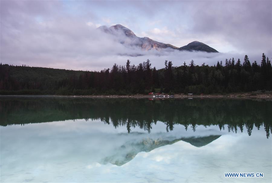 CANADA-ROCKY MOUNTAINS-SUMMER-SCENERY