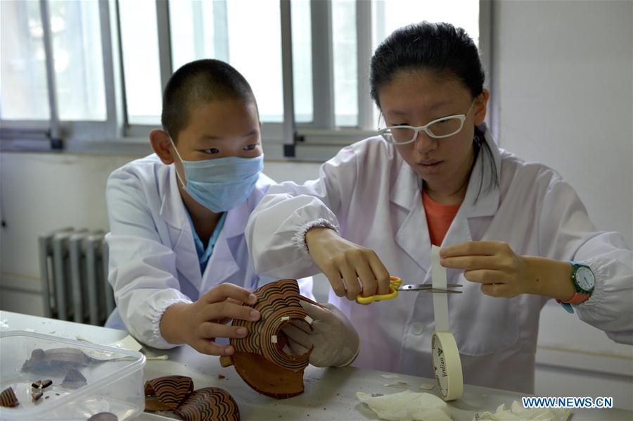 CHINA-LANZHOU-CULTURE RELICS-RESTORATION-CHILDREN (CN)