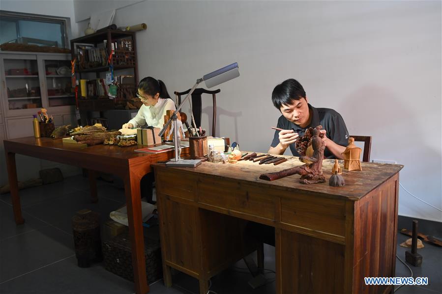 CHINA-FUJIAN-PUTIAN-WOOD CARVING (CN)