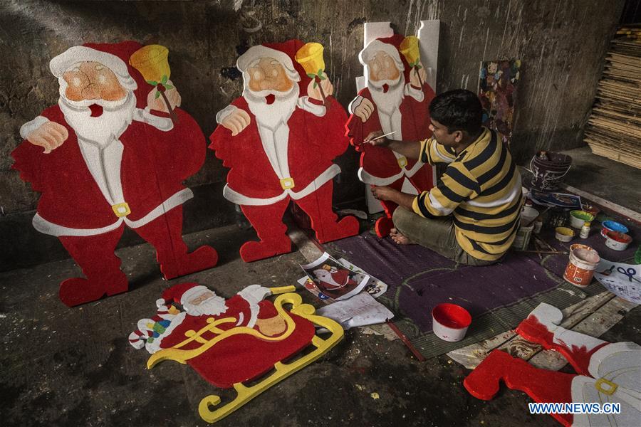 INDIA-KOLKATA-CHRISTMAS-APPROACH