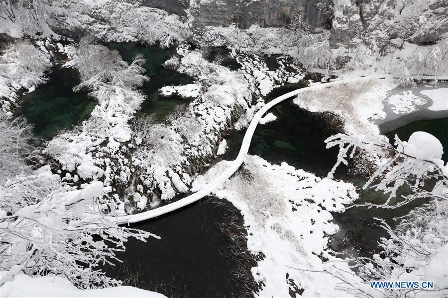 CROATIA-PLITVICE LAKES NATIONAL PARK-SNOW