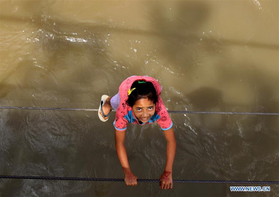 INDONESIA-ACEH-DAILY LIFE-CROSSING RIVER