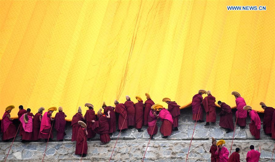 CHINA-GANSU-LABRANG MONASTERY-SUNNING OF THE BUDDHA CEREMONY (CN)