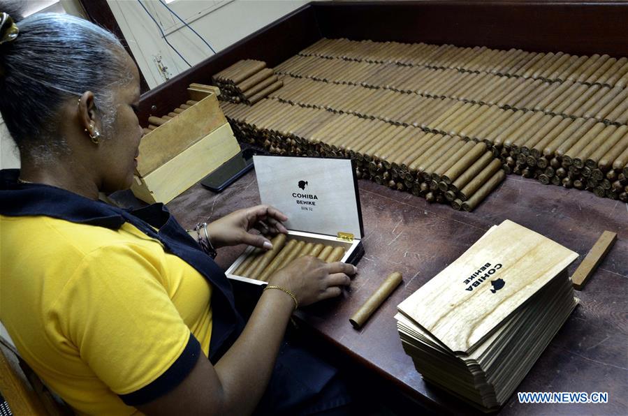 CUBA-HAVANA-FACTORY-CIGAR