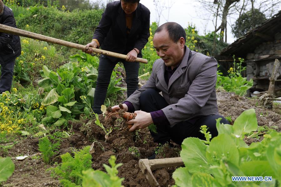 CHINA-CHONGQING-MAN OF DUAL ROLE (CN)