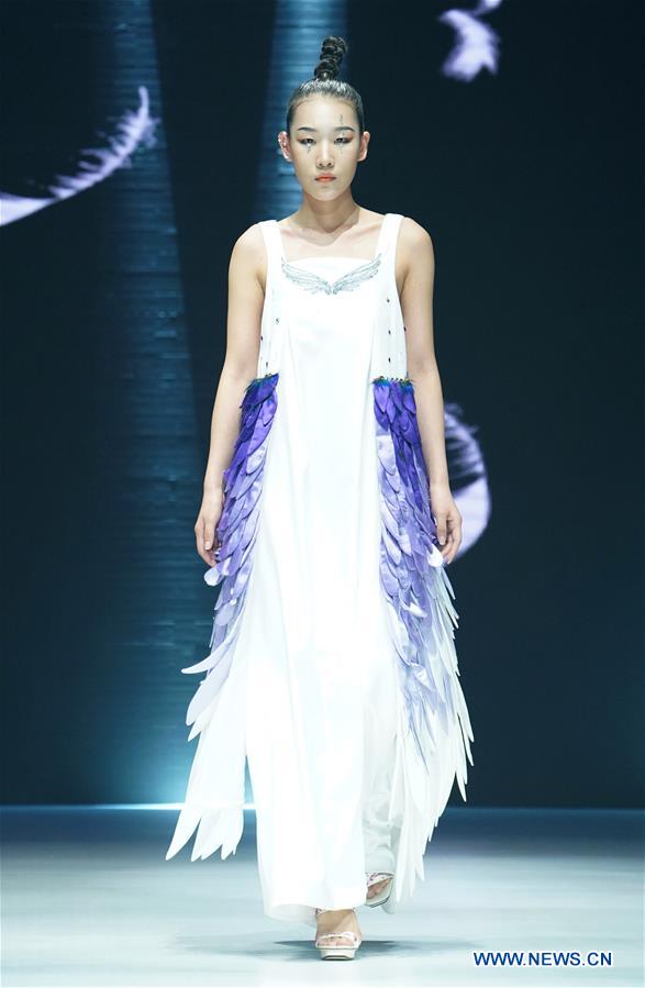 CHINA-CHENGDU-COLLEGE-FASHION WEEK (CN)