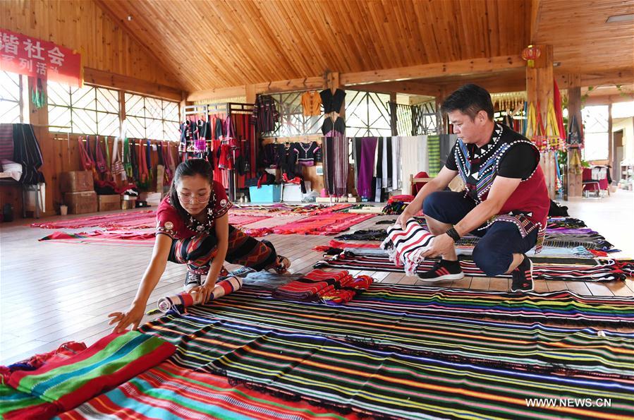 CHINA-YUNNAN-WA ETHNIC GROUP-WEAVING EXPERIENCE WORKSHOP (CN)