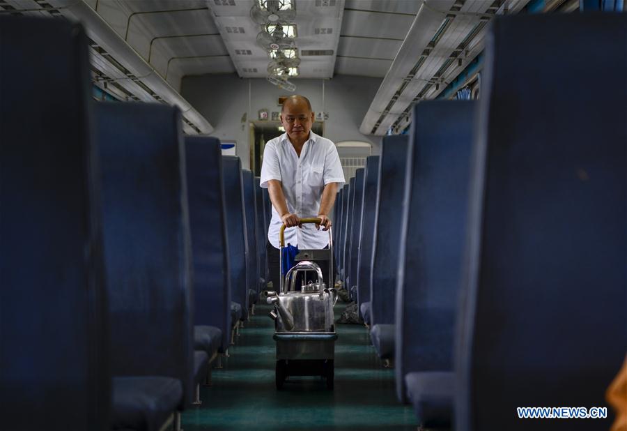 CHINA-CHONGQING-RAILWAY-GREEN TRAIN (CN)