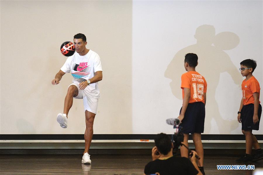 (SP)SINGAPORE-FOOTBALL-STUDENTS-CRISTIANO RONALDO