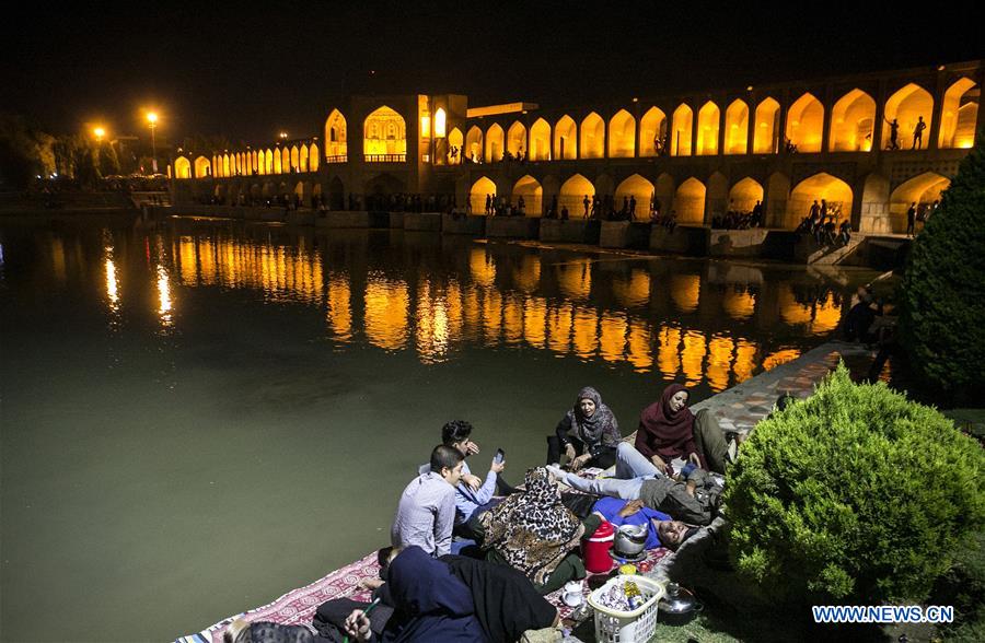 IRAN-ISFAHAN-KHAJU BRIDGE-NIGHT LIFE