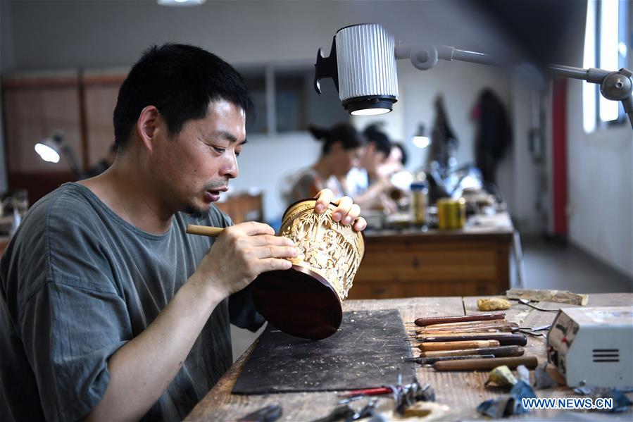 CHINA-ANHUI-HUANGSHAN-BAMBOO CARVER (CN)