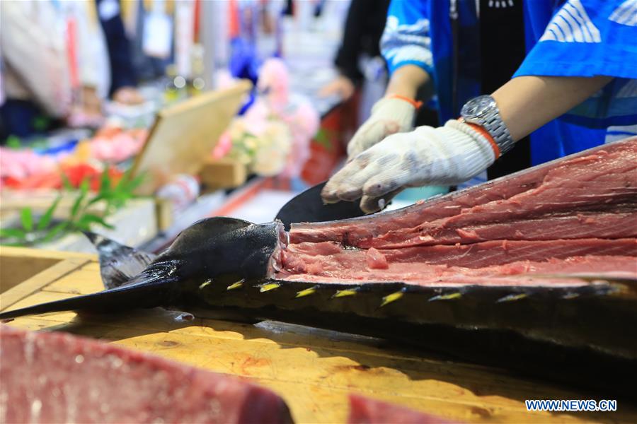 (CIIE)CHINA-SHANGHAI-CIIE-FOOD-JAPAN-TUNA DISINTEGRATING SHOW (CN)