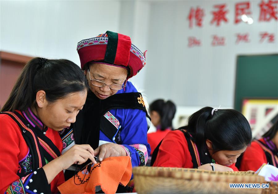 CHINA-YUNNAN-SHILIN-YI EMBROIDERY-INHERITOR (CN)