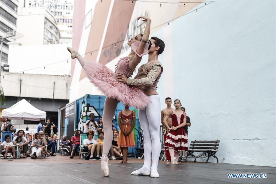 BRAZIL-SAO PAULO-BALLET-STREET SHOW