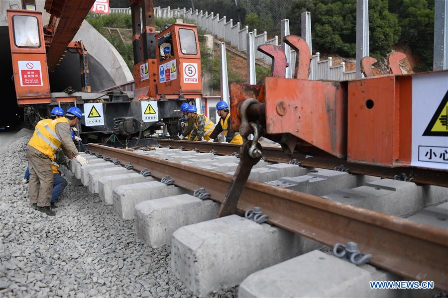 CHINA-FUJIAN-ROAD-RAIL BRIDGE-TRACK LAYING (CN)