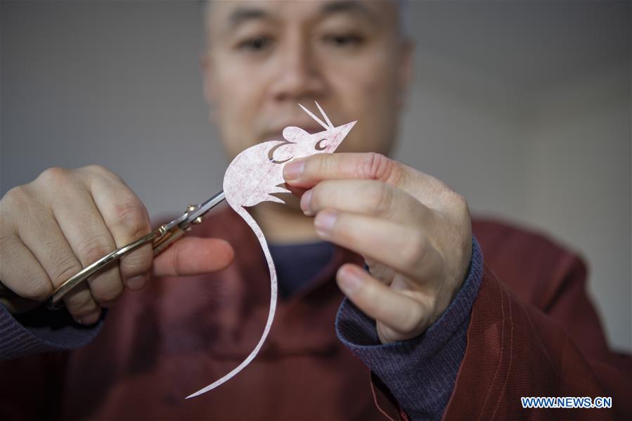 CHINA-SHANXI-JINCHENG-PAPER-CUTTING ARTIST (CN)