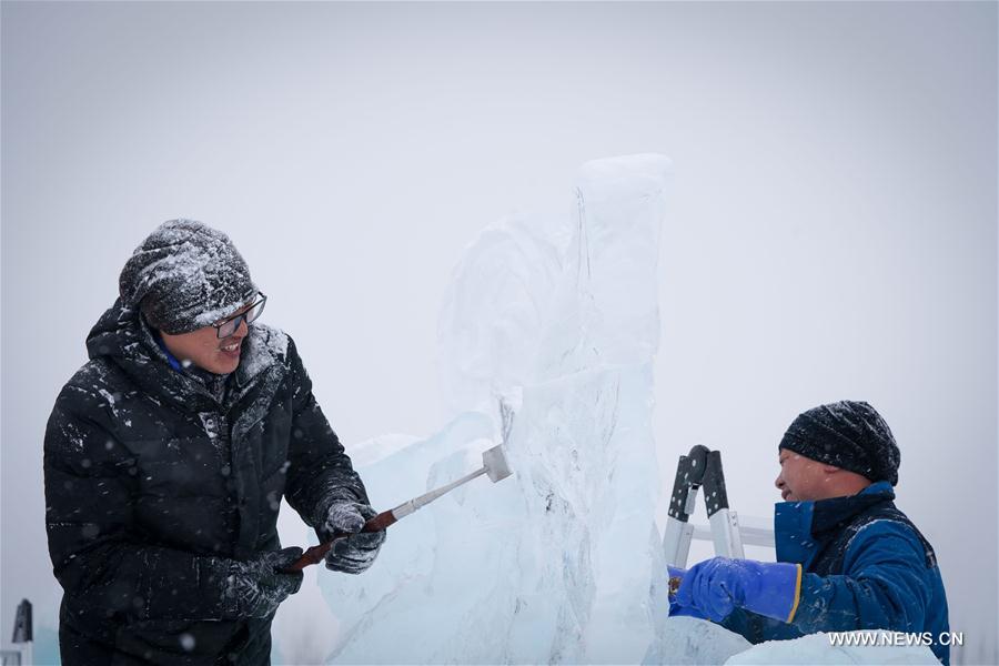 CHINA-HEILONGJIANG-HARBIN-ICE SCULPTURE (CN)