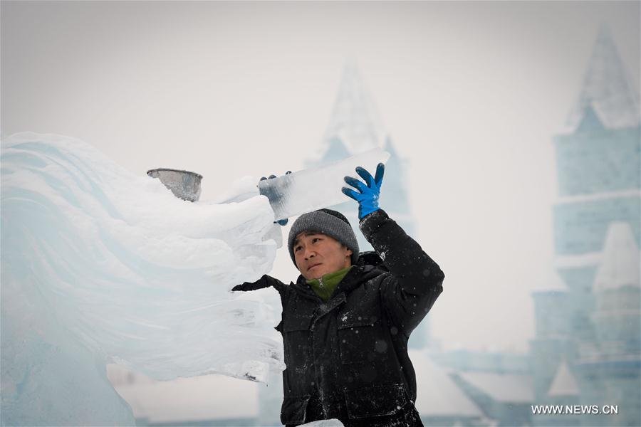 CHINA-HEILONGJIANG-HARBIN-ICE SCULPTURE (CN)