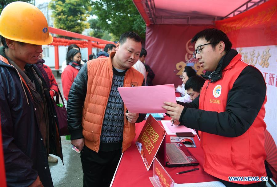 CHINA-SPRING FESTIVAL-TRAVEL RUSH-SERVICE STAFF (CN)