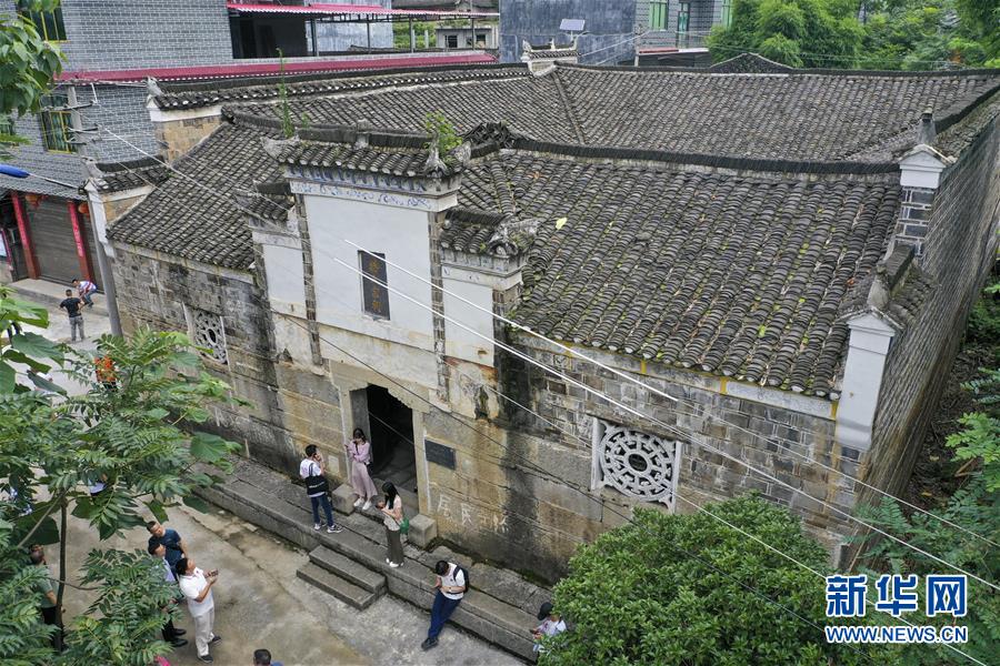 （壮丽70年·奋斗新时代——记者再走长征路·图文互动）（3）星火遍洒川黔边，红色记忆代代传