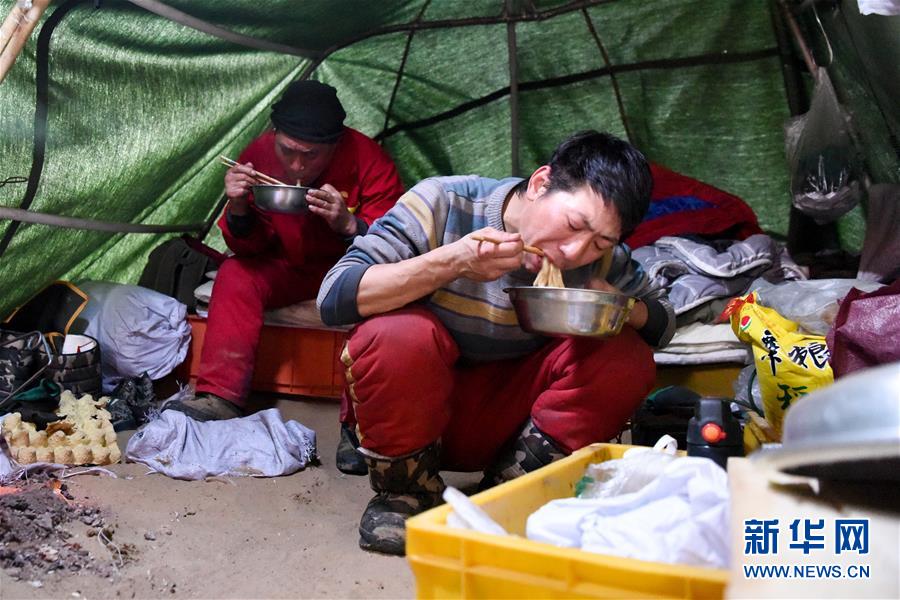 （新春走基层·图文互动）（6）大漠中，一顶帐篷守岁五年