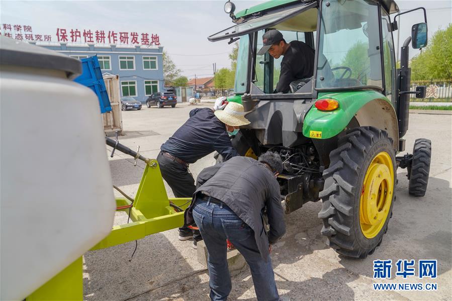 （在习近平新时代中国特色社会主义思想指引下——新时代新作为新篇章·习近平总书记关切事·图文互动）（10）让每一寸耕地都成为丰收的沃土——我国加强耕地?；ね平?ldquo;藏粮于地”