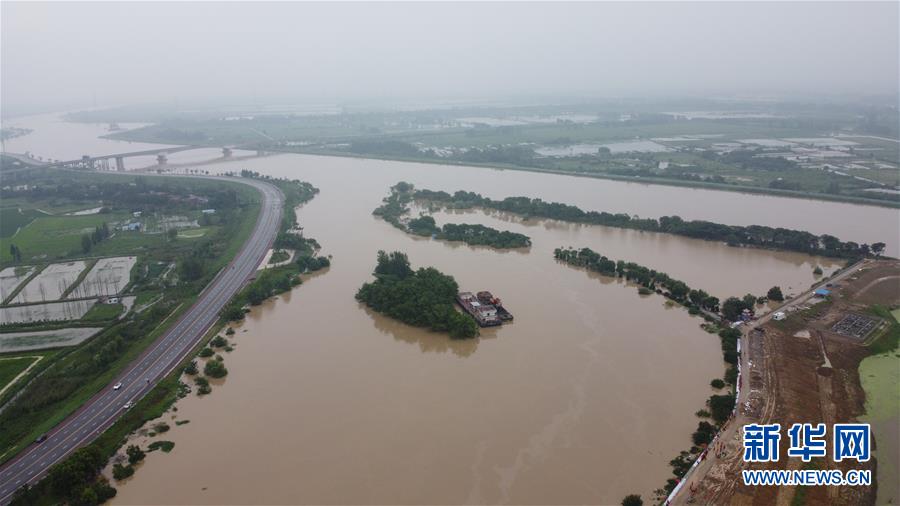 （防汛抗洪·图文互动）（1）洪水来袭，铜锣声在千年古镇的雨夜响起