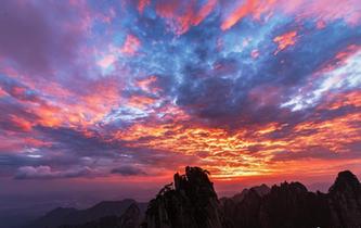 黄山现日出美景 引游客拍照留念