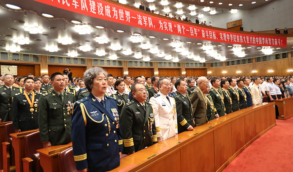 现场奏唱《中国人民解放军军歌》