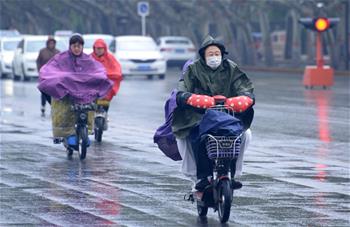 气温“跳水” 风雨来袭