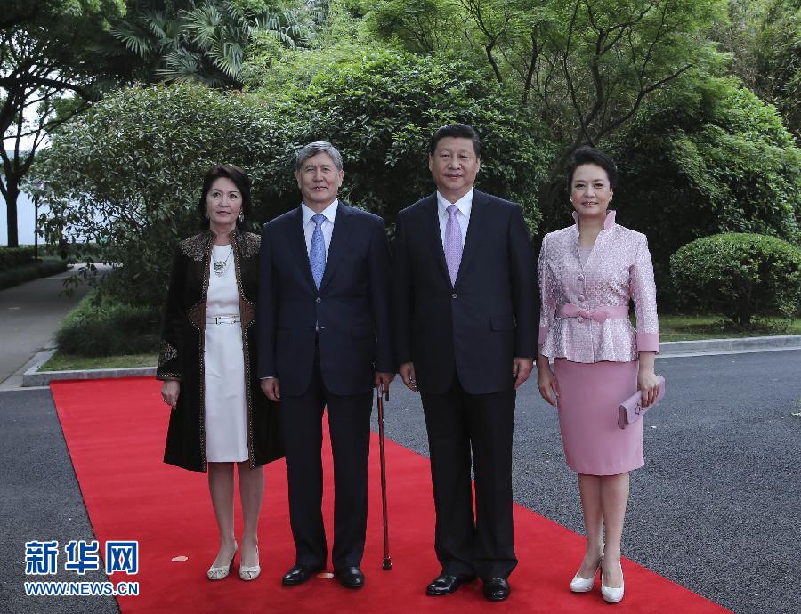 会谈前，习近平在上海西郊会议中心广场为阿坦巴耶夫举行欢迎仪式。新华社记者 兰红光 摄 