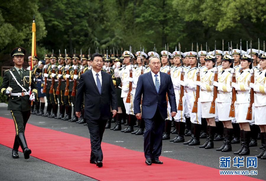 5月19日，国家主席习近平在上海同哈萨克斯坦总统纳扎尔巴耶夫举行会谈。这是会谈前，习近平在上海西郊会议中心广场为纳扎尔巴耶夫举行欢迎仪式。新华社记者 姚大伟 摄 