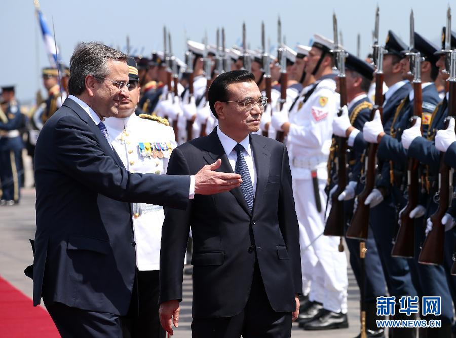 6月19日，国务院总理李克强乘专机抵达雅典国际机场，开始对希腊进行正式访问。希腊总理萨马拉斯在机场为李克强举行隆重的欢迎仪式。这是李克强在萨马拉斯的陪同下检阅仪仗队。新华社记者 庞兴雷 摄  