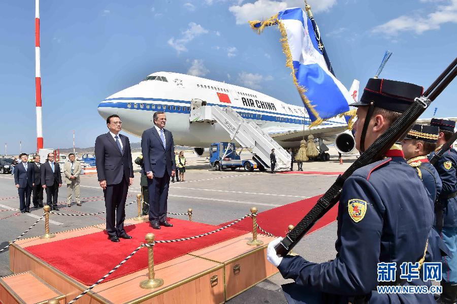 6月19日，国务院总理李克强乘专机抵达雅典国际机场，开始对希腊进行正式访问。希腊总理萨马拉斯在机场为李克强举行隆重的欢迎仪式。新华社记者 李涛 摄