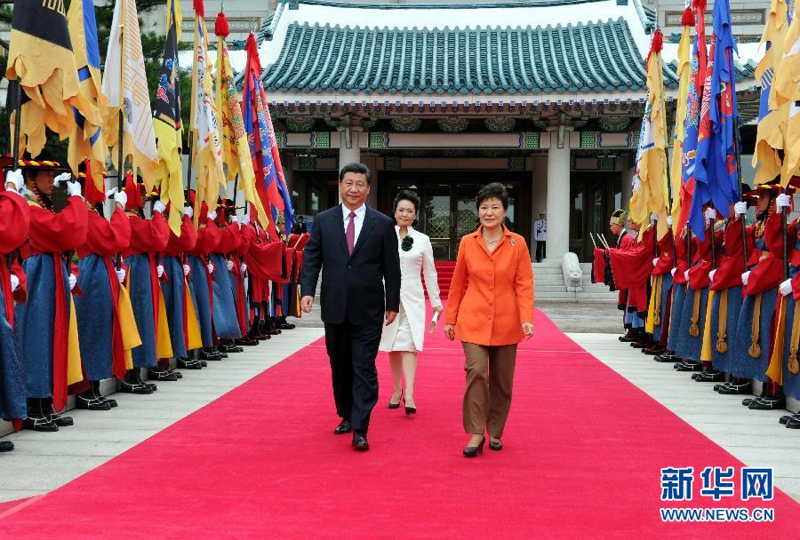 7月3日，国家主席习近平在首尔同韩国总统朴槿惠举行会谈。会谈前，朴槿惠在青瓦台总统府为习近平举行隆重欢迎仪式。 新华社记者饶爱民摄 