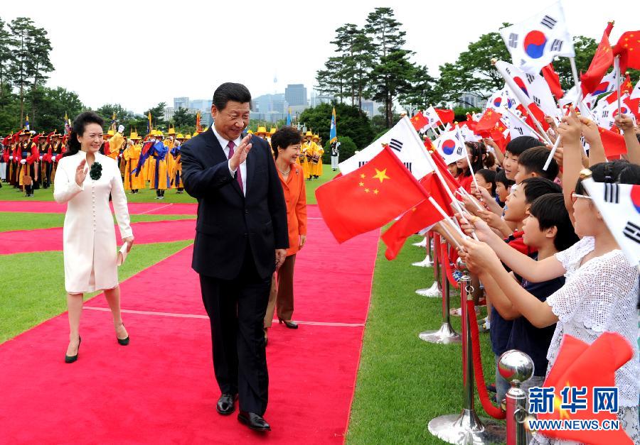 7月3日，国家主席习近平在首尔同韩国总统朴槿惠举行会谈?；崽盖?，朴槿惠在青瓦台总统府为习近平举行隆重欢迎仪式。 新华社记者饶爱民摄 