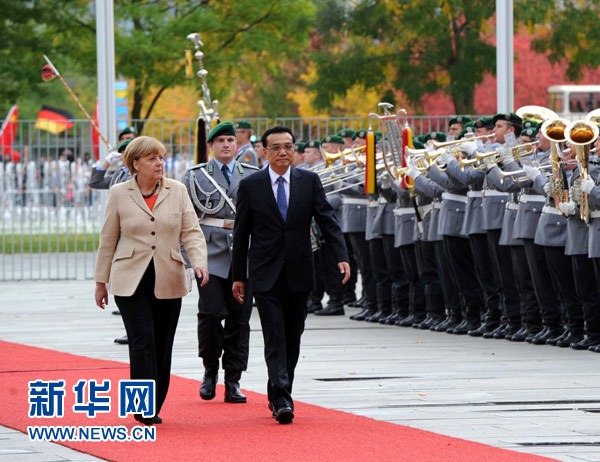 10月10日，德国总理默克尔在柏林总理府前广场举行隆重仪式，欢迎中国国务院总理李克强对德国进行正式访问。 新华社记者 饶爱民 摄 