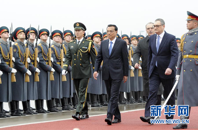 10月12日，中国国务院总理李克强乘专机抵达莫斯科，开始对俄罗斯进行正式访问并举行中俄总理第十九次定期会晤。俄方在机场举行隆重仪式，欢迎李克强总理。新华社记者 张铎 摄