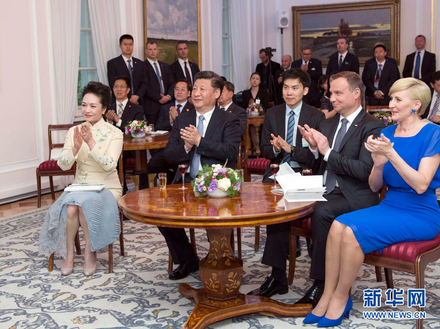 6月19日，国家主席习近平和夫人彭丽媛下午抵达波兰首都华沙，当晚即应邀来到贝尔维德宫做客。这是习近平和彭丽媛同杜达夫妇共同欣赏波兰马佐夫舍民族歌舞团的精彩演出。新华社记者 谢环驰 摄 