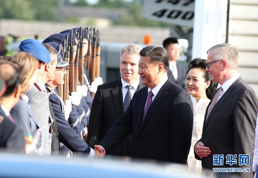 7月4日，国家主席习近平乘专机抵达柏林，开始对德意志联邦共和国进行国事访问。德国政府高级官员在舷梯旁迎接习近平和夫人彭丽媛。新华社记者 姚大伟 摄